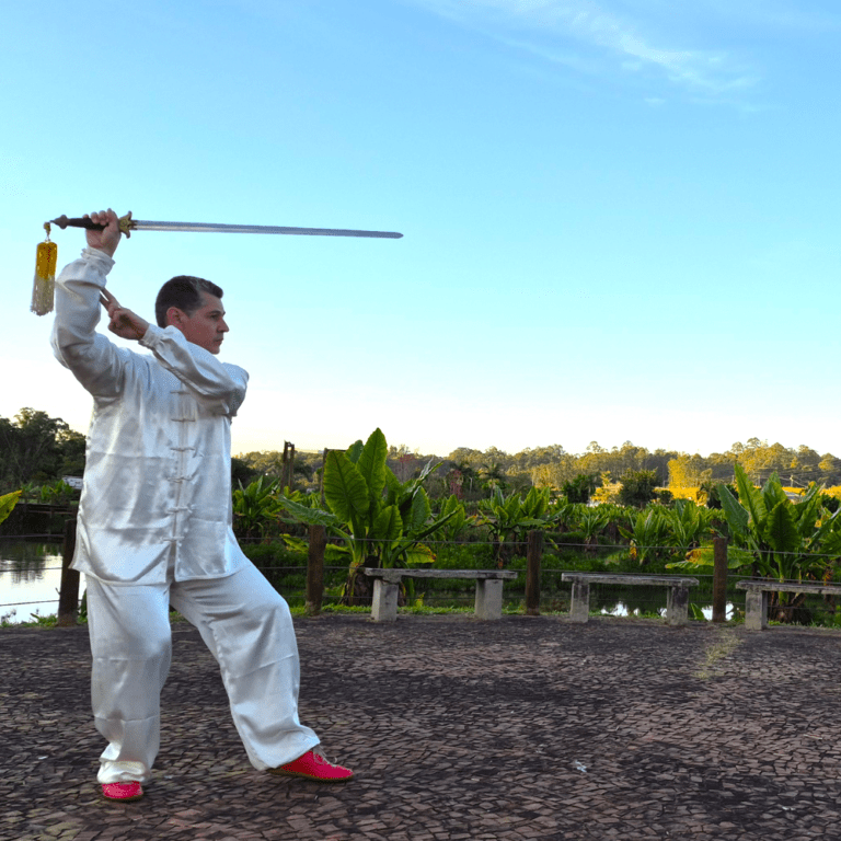 taichichuan-sp-itatiba-marcelo-martinelli-aulas-interior-qigong-bem-estar-espada-chikung-parque-2026-homem-com-espada